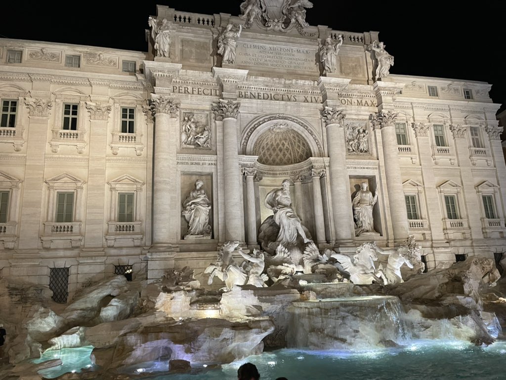 cesar_chid0's tweet photo. le acaban de pedir matrimonio a una tía delante mía en la fontana di trevi, buenas noches. https://t.co/7WEYCDnCDu