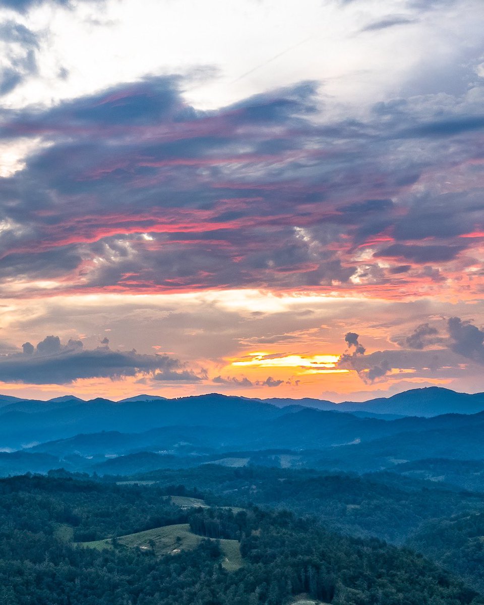 AshevillePictu1's tweet image. A colorful sunset last night