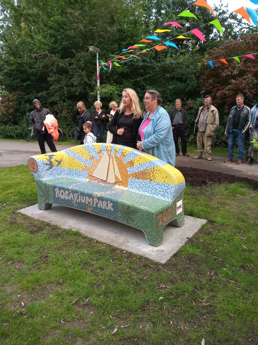 MissyMad73's tweet photo. 39) How it's going... 👊🏾❤🤘🏾

Today we had the big reveal of the first Mosaic-sofa for #Krommenie in #rosariumpark made by the community for the community! It's there, Enjoy 😁😁😁

#ThursdayMotivation #Smile #Socialsofa #LabourOfLove #Netherlands #Zaanstad https://t.co/DuZGd8G3je