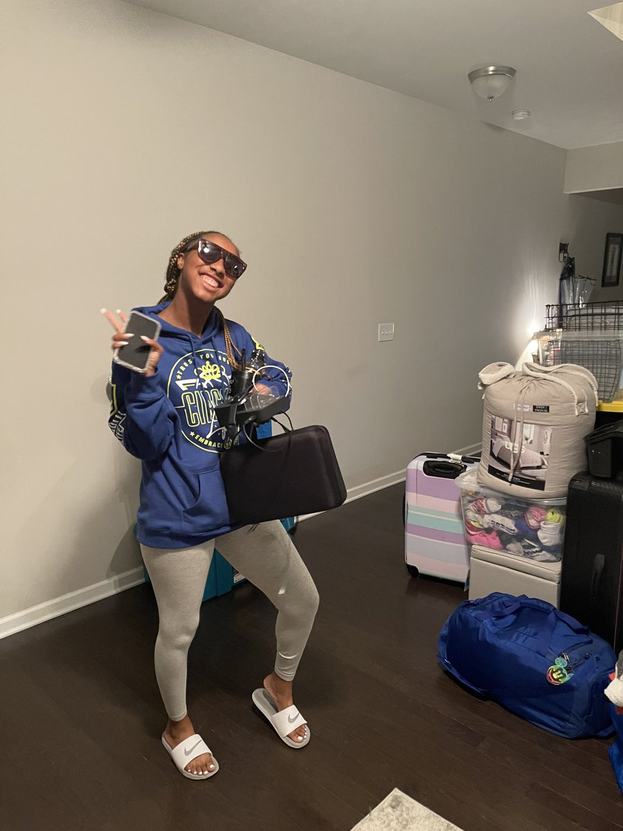 FBC_Legacy's tweet photo. Move-in day for this one is surreal. It seems like yesterday that she was a 9th grader pushin the ball up the court in Chicago, now she’s movin in Freshman Year &amp; playing the sport she loves for @QueensWBB So proud of U! @2ivine #PROUDGODMOM #PROUDCOACH #FBCSTRONG 💙🤍❤️ https://t.co/jfEPd4D6k4