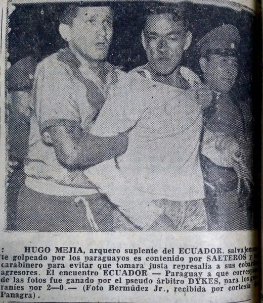 AntonioUbilla1's tweet photo. ! Bronca con paraguayos !, en Sudamericano 1955 el arquero suplente Hugo Mejía herido por golpes de jugadores guaraníes, lo asiste Mario Saeteros #Mejia #Saeteros #HistoriaSeleccionEcuador https://t.co/ahZ72Zhmfa