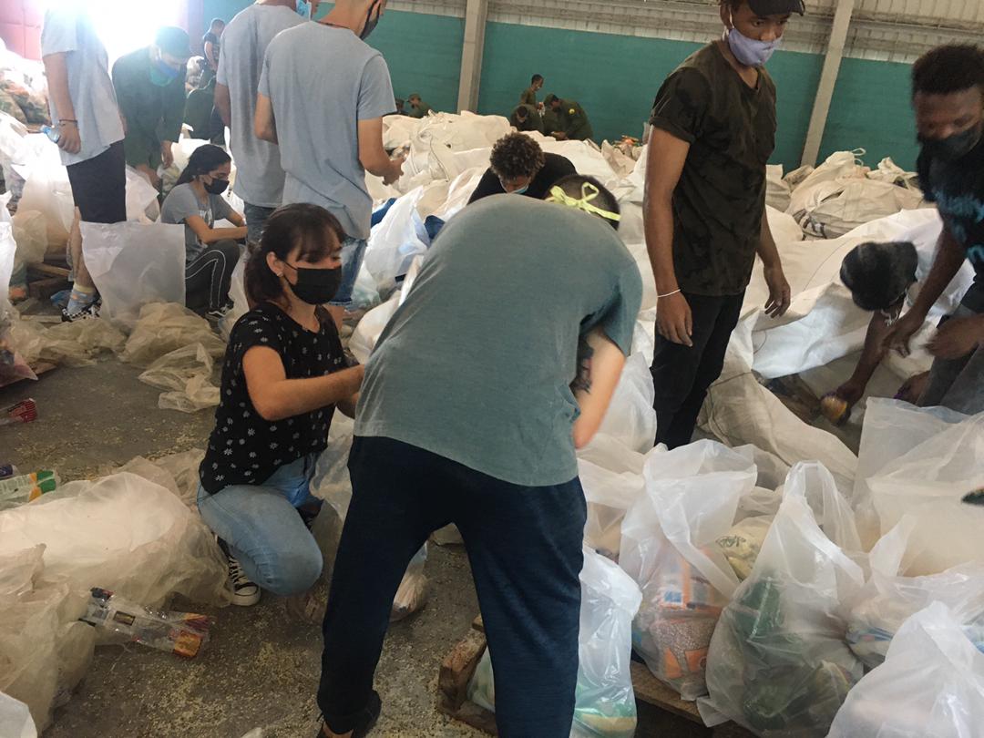 DrRobertoMOjeda's tweet photo. #Fidel: ... de los jóvenes se puede esperar lo mejor... Ustedes son ejemplo de voluntarismo y sensibilidad que afianzan el sentido de pertenencia por esta #CubaViva. La #Revolución la hacemos entre todos. #PonleCorazón #MiMoncadaHoy @DiazCanelB https://t.co/oEOrSQHxS2