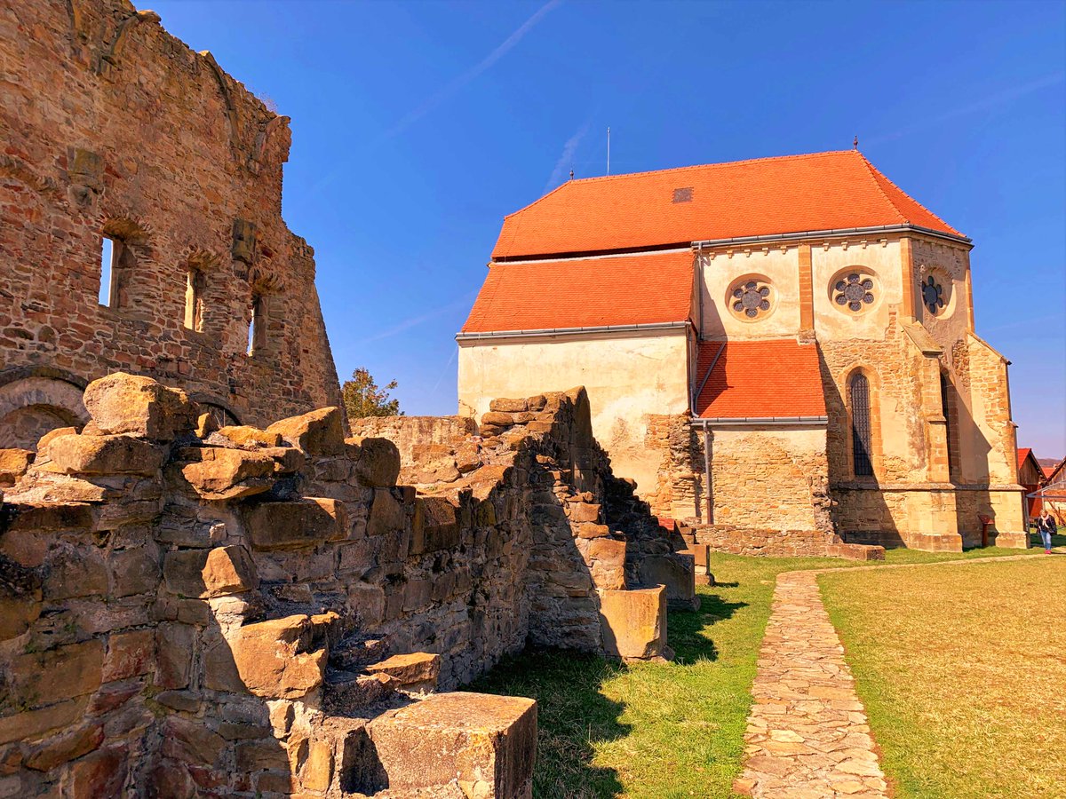 rumaenien's tweet photo. Rumänien: das östlichste Zisterzienserkloster Europas (außer Griechenland und der Türkei) wurde 1202 in Siebenbürgen gegründet.
Das, ehemaliges Zisterzienserkloster befindet sich im Ort Cârța (Kerz), Sibiu, Siebenbürgen. Das Kloster wurde 1202 gegründet. https://t.co/2zz5df0kZH