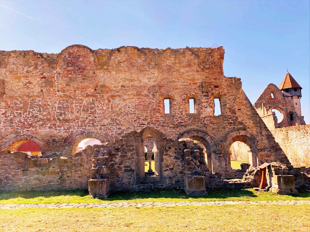rumaenien's tweet photo. Rumänien: das östlichste Zisterzienserkloster Europas (außer Griechenland und der Türkei) wurde 1202 in Siebenbürgen gegründet.
Das, ehemaliges Zisterzienserkloster befindet sich im Ort Cârța (Kerz), Sibiu, Siebenbürgen. Das Kloster wurde 1202 gegründet. https://t.co/2zz5df0kZH