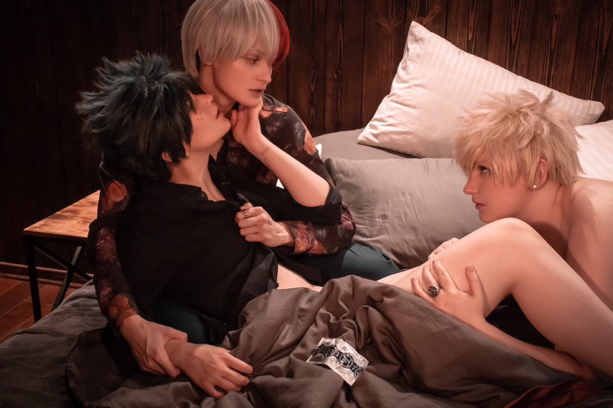 StaishBlackRose's tweet photo. Behind closed doors 🚪

Midoriya by @senika_okti 
Todoroki by @chessnochoc 
Bakugou by @StaishBlackRose 

Ph by @slishkom_bobr 
Edit by @chessnochoc 

For the @DekuWeek prompt: polyamory ❤️💚🧡 

#tdbkdk #dekubowlweek #bnha https://t.co/qJs1grnRP8