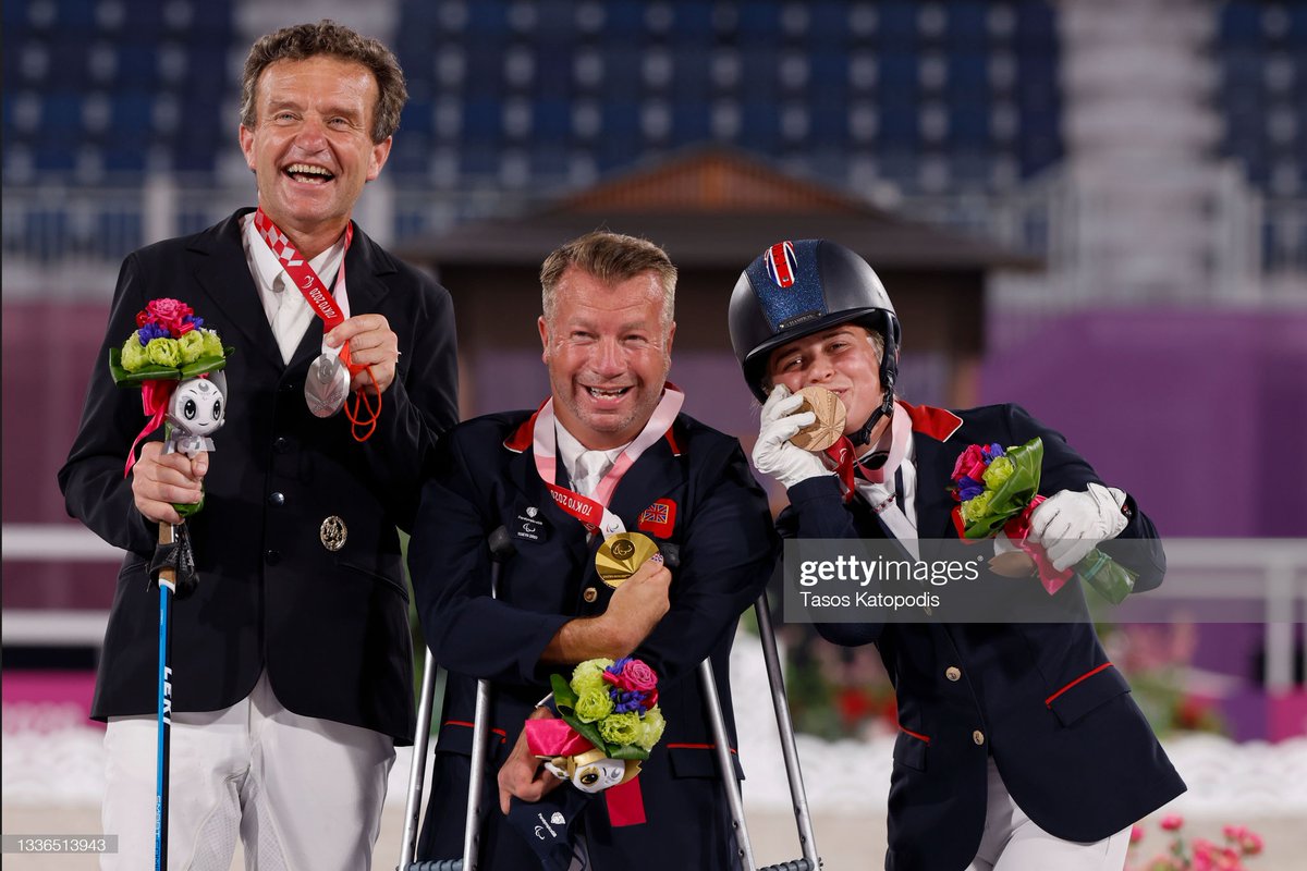 .@SirLeePearson of #TeamGreatBritain celebrates #Equestrian #Gold in Dressage with silver medalist Pepo Puch of TeamAustria and GB teammate Georgia Wilson, who took Bronze on Day 2 of the #Tokyo2020 #Paralympics 📸: @tasosphotos