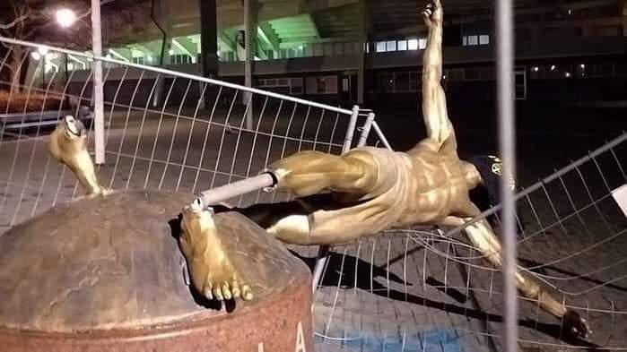 _ofcalex's tweet photo. Já derrubaram a estatua kkkkk
@PaparazzoRN  @gaveadepressiva 
#Flamengo #Renatogaucho https://t.co/S0H6b956E5