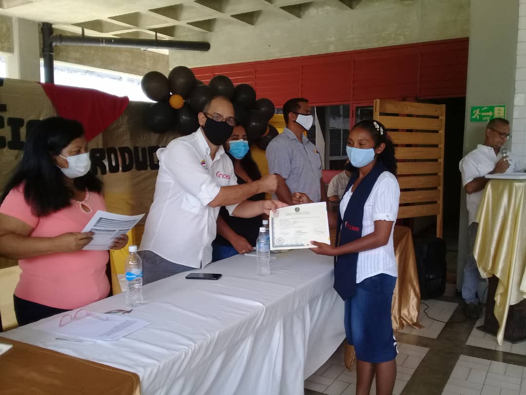 alvaro_educ's tweet photo. Desde @IBarinas21 hoy jueves en acto de grado con bachilleres productivos de @incessocialista, jóvenes adultos y adultas futuro de la patria reciben con orgullo su título de Bachiller de la República.
Felicidades, un abrazo.
#Inces62AnosFormando https://t.co/J3POxxn6EP