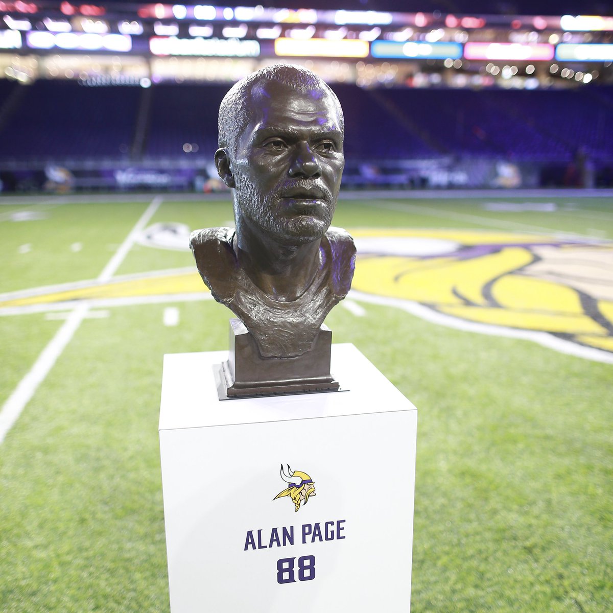 Vikings's tweet image. • NFL MVP

• @ProFootballHOF 

• MN State Supreme Court Justice

• Presidential Medal of Freedom

Things easier to earn than a @Twitter checkmark apparently