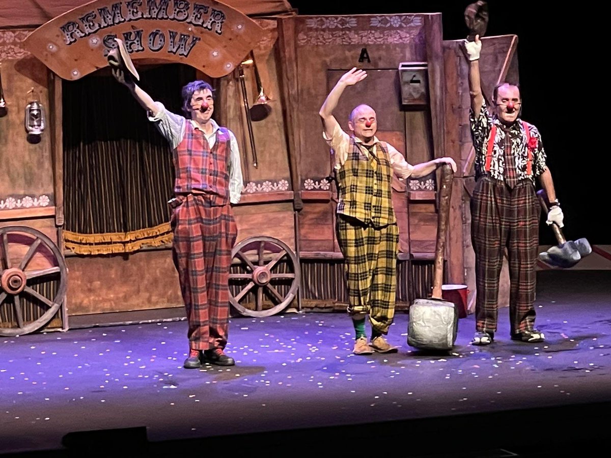 Kursaalmanresa's tweet photo. Fantàstica represa postvacances al #kursaalmanresa! Esplèndids els nostres #MarcelGros i @Teatremobil! Una manera bonica de donar et tret de sortida als eapectacles de @FMManresa que passaran pel Kursaal aquests dies! Demà... vibrarem amb #electrobacasis! https://t.co/aOoHHQQOiH