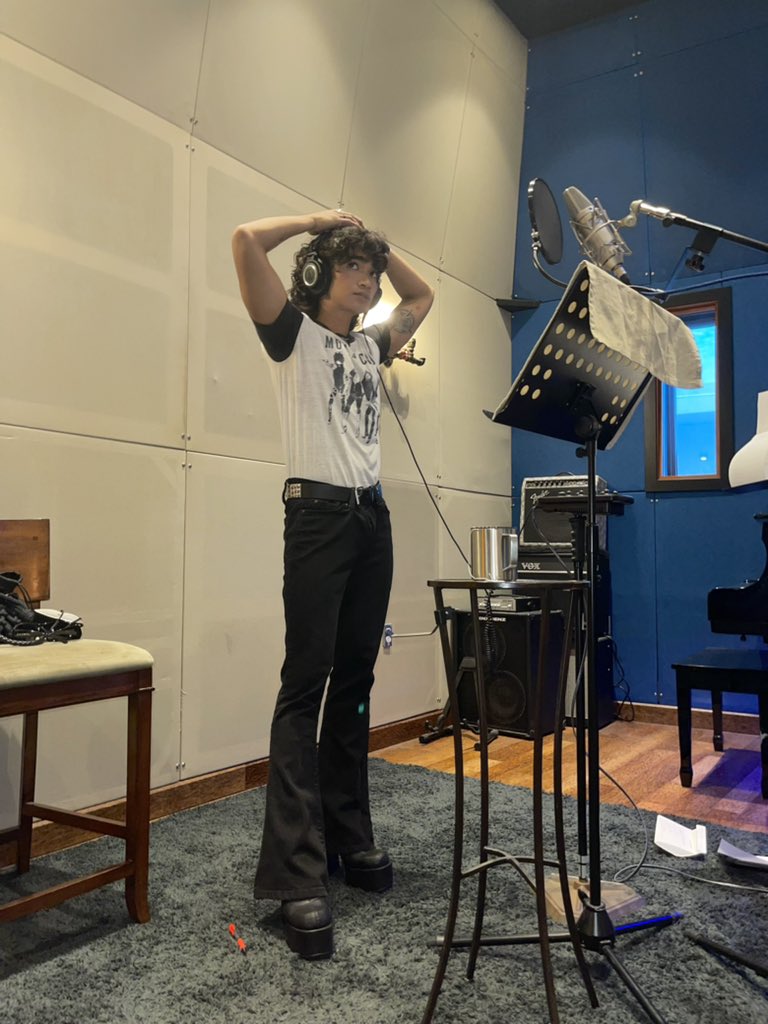 bretmanrock's tweet image. just working on my rock album ..🎸🤘🏽