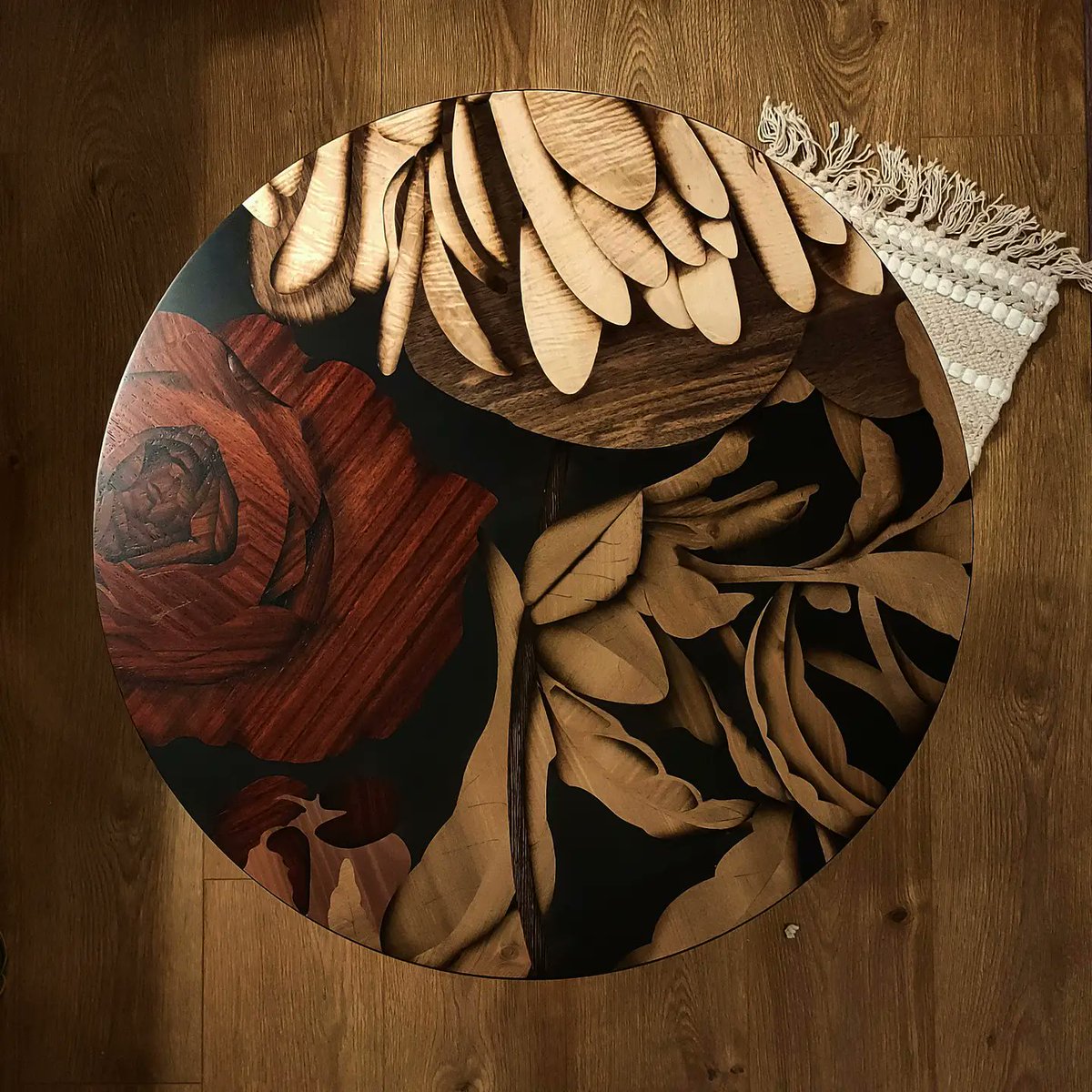ManonRigp's tweet photo. Salut :) je vends cette table basse que j'ai réalisée en marqueterie de bois et paille. Voilà, c'était un gros travail intensif, elle est toute neuve, et attend un acheteur. Hésitez pas à me contacter ou partager ❤️ https://t.co/HdMatpmF4e
