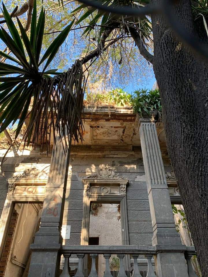 LizOsorio_'s tweet photo. La ruina en la colonia @SanRafaDF de lo que fue la reproducción de una villa palaciega italiana. Esta construcción está valorada por @literaturainba como un "inmueble monumental", la máxima catalogación. ¿Alguien sabe algo de su historia? https://t.co/y7avvdWAmI