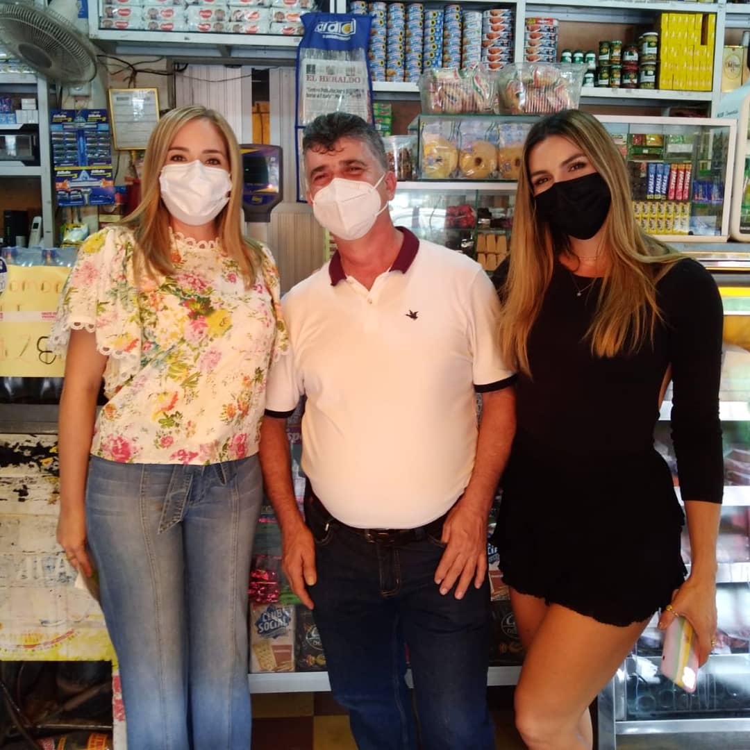 Fenalco_baq's tweet photo. En la mañana de hoy compartimos un tiempo muy especial con @Jarangol en el programa @BuenDiaCoRCN del @CanalRCN desde la tienda "La Pradera" en Barranquilla, homenajeando a este sector tan especial en la #SemanaNacionalDelTendero 🥳👏. https://t.co/0W2Pvxs05Y