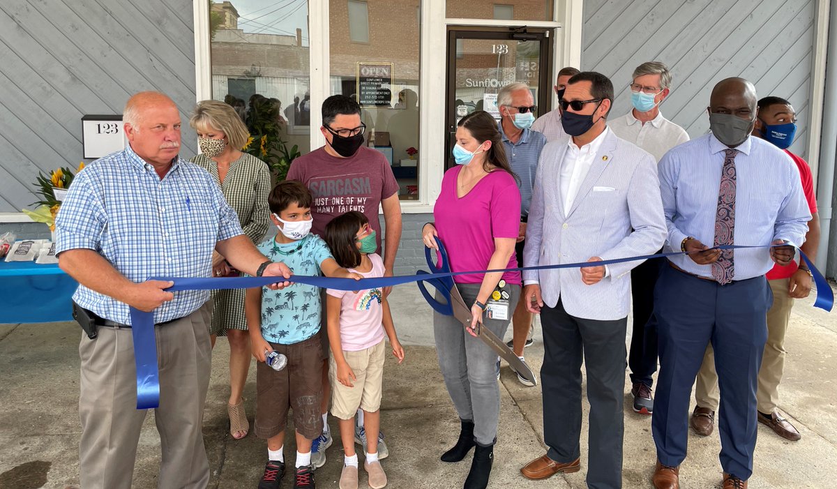 myncafp's tweet photo. Privileged to have the opportunity to participate in ribbon cuttings at two member practices:  Dr. Dimitrios Hondros' Matthews location of Avance Care and Dr. Shauna Guthrie's Sunflower DPC in Henderson. @avance_care  @SunflowerDPC https://t.co/ZhvY60xqqu