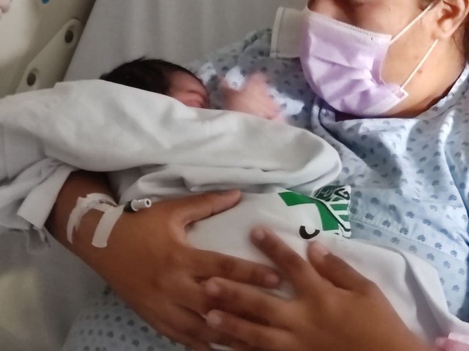 ahtziricardenas's tweet image. Una historia increíble (por el grave error en materia de seguridad) con final feliz. #Zoquipan #Jalisco #México #RoboBebé

Madre e hija, tras ser robada y luego abandonada, en los brazos de su joven madre.