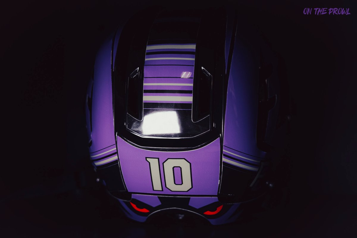 Don't miss our boys in these slick new helmets this year. 

Be sure to register for season tickets and catch our season opener on December 10th 👀

🎟️ : bit.ly/38hg9Le