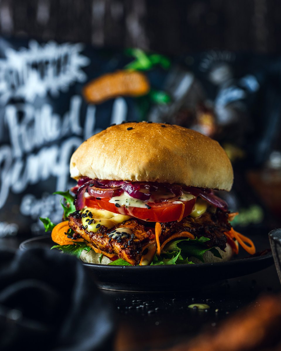 Fancy this stunning Pulled Oumph! Burger to celebrate #NationalBurgerDay ?! 🍔

Check out the awesome reel on <a href="/romylondonuk/">Romy</a> Instagram: instagram.com/reel/CTC6G2ZKC…

You can find the full recipe in the new issue of <a href="/VeganLife_Mag/">veganlife_mag</a> 

#veganburger #Oumph #vegan #plantbased