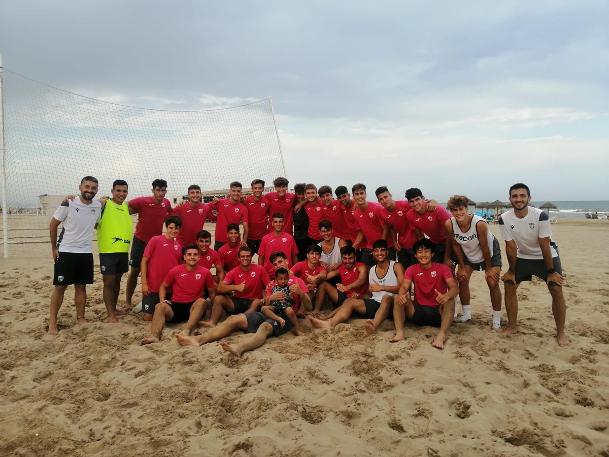 El juvenil A disfrutando y entrenando en la maravillosa playa de la Patacona ⚽️