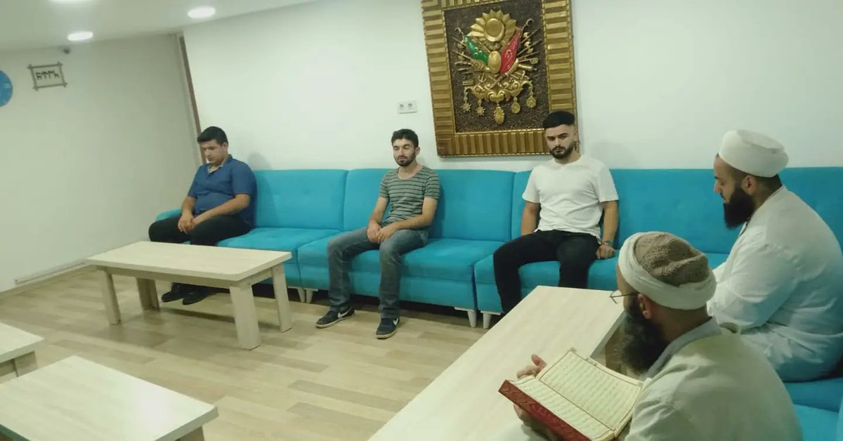 SultangaziUlku's tweet photo. Sultangazi Ülkü Ocakları olarak, Her perşembe akşamı olduğu üzere cümle şehitlerimiz için Kuran-ı Kerim Tilavetimizi gerçekleştirdik. https://t.co/MoiWeClFaB