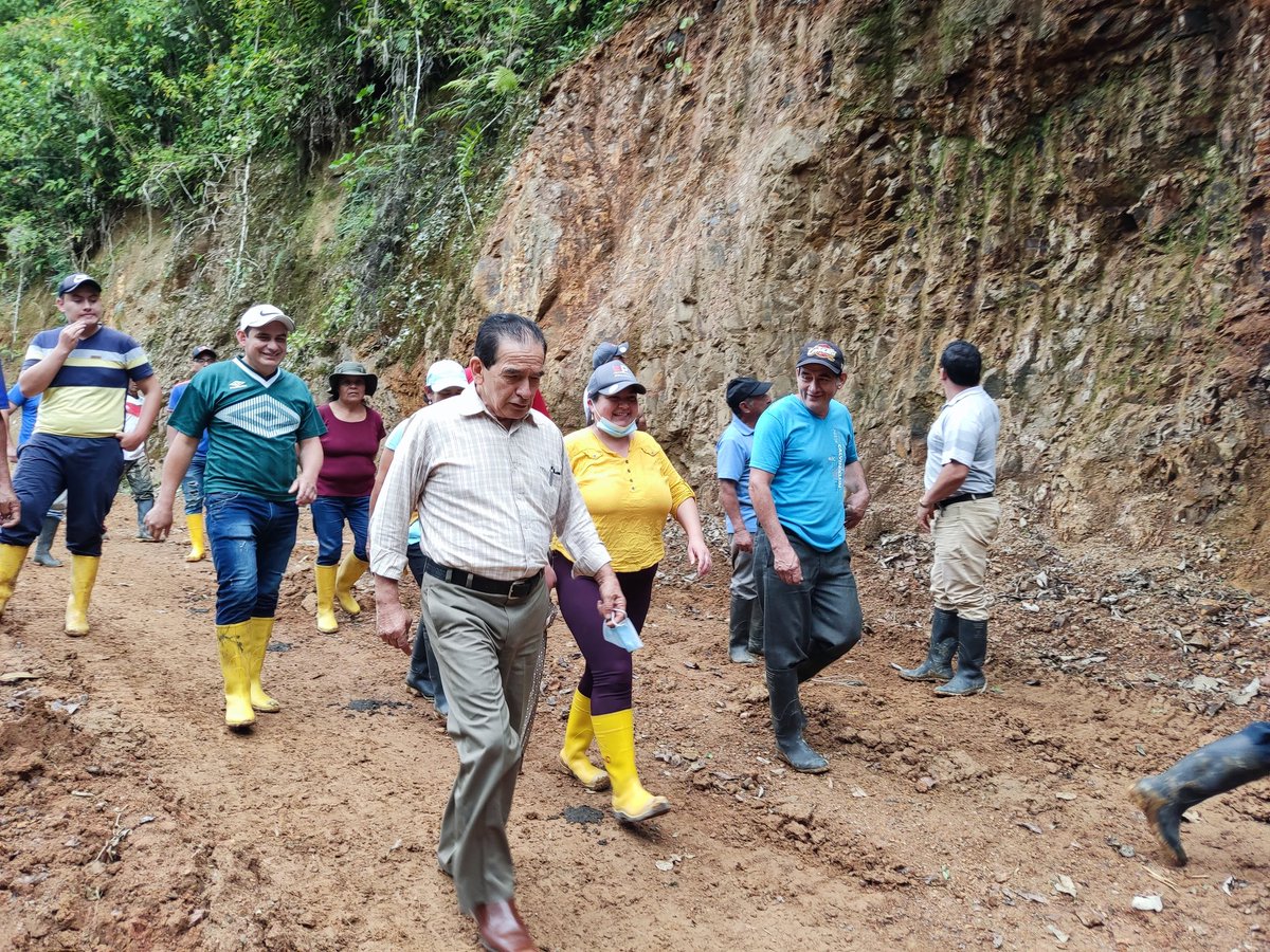 GadPalanda's tweet photo. #Loyola 
Hoy en la mañana el alcalde Segundo Mejía, recorrió junto a los moradores la vía Loyola Alto, acordó realizar el mantenimiento vial en beneficio de las familias que habitan en este importante sector ganadero https://t.co/i2UeMMsHGs