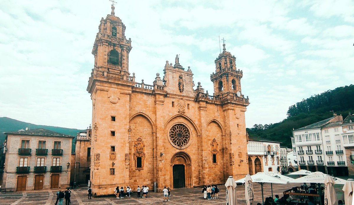 Pedro_Torrijos's tweet photo. Mondoñedo es un pueblo de apenas 3000 habitantes. Tienen suerte por varias razones, una es esta magnífica catedral. https://t.co/bpfGOmGO3r