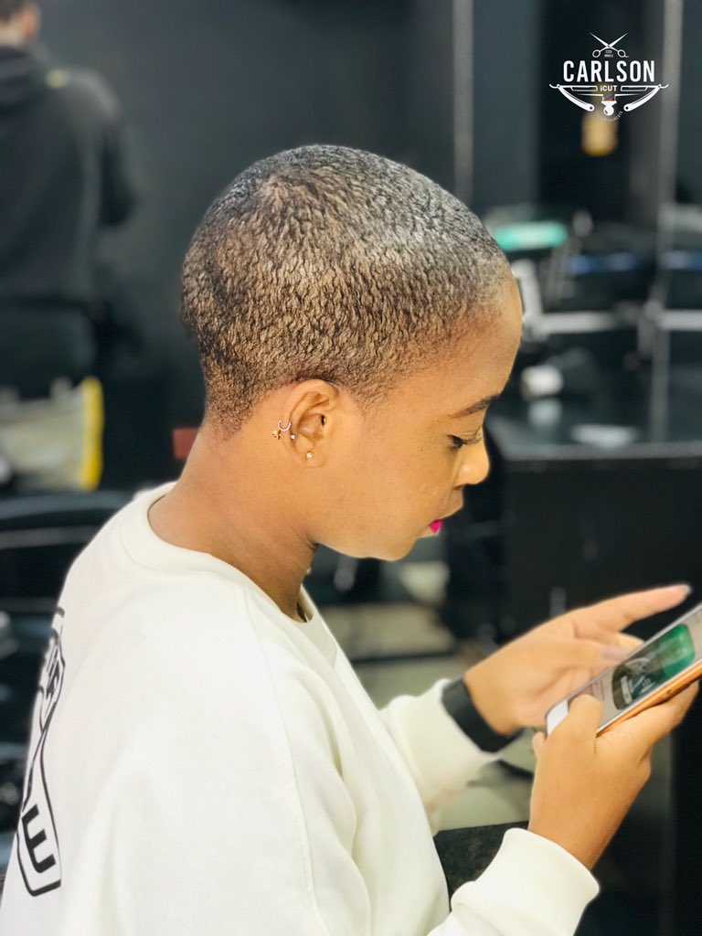 carlson_icut's tweet photo. @adelaidemaketekete 🙏🏽💈🔥
#haircut #hairstyles #barber #barberlife #clean #yourbarberconnect #wahl #wahlpro #inecto @wahlprof @BumpPatrol @Inecto_SA https://t.co/xEP7kKv2im