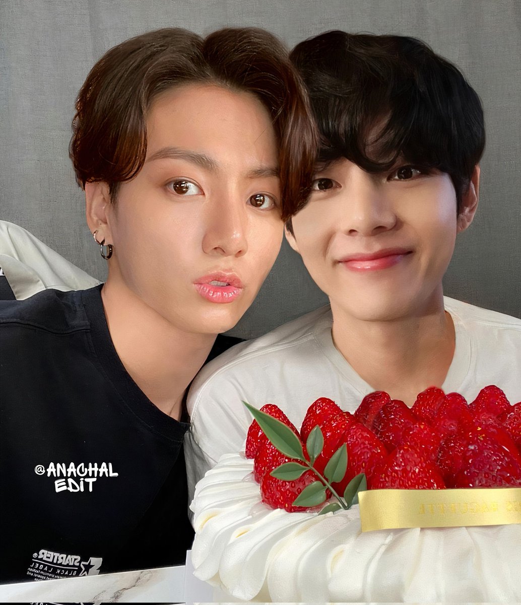 anachaledit's tweet photo. Taehyung and Jungkook celebrating birthday on september 1st 🥰 https://t.co/ZaVEtdh0ce