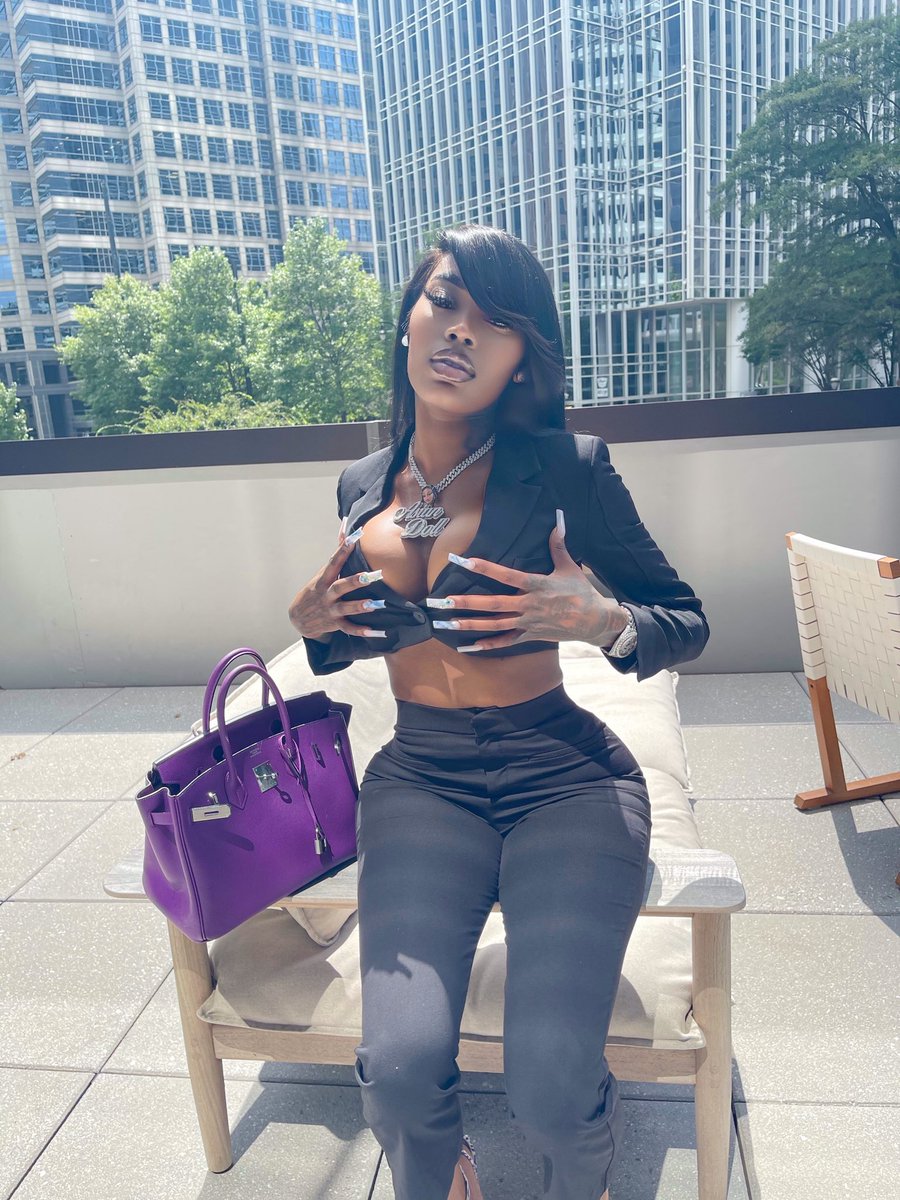 AsianDaBrattt's tweet photo. Standing On All Business 🖤 https://t.co/KnF3orxxsZ