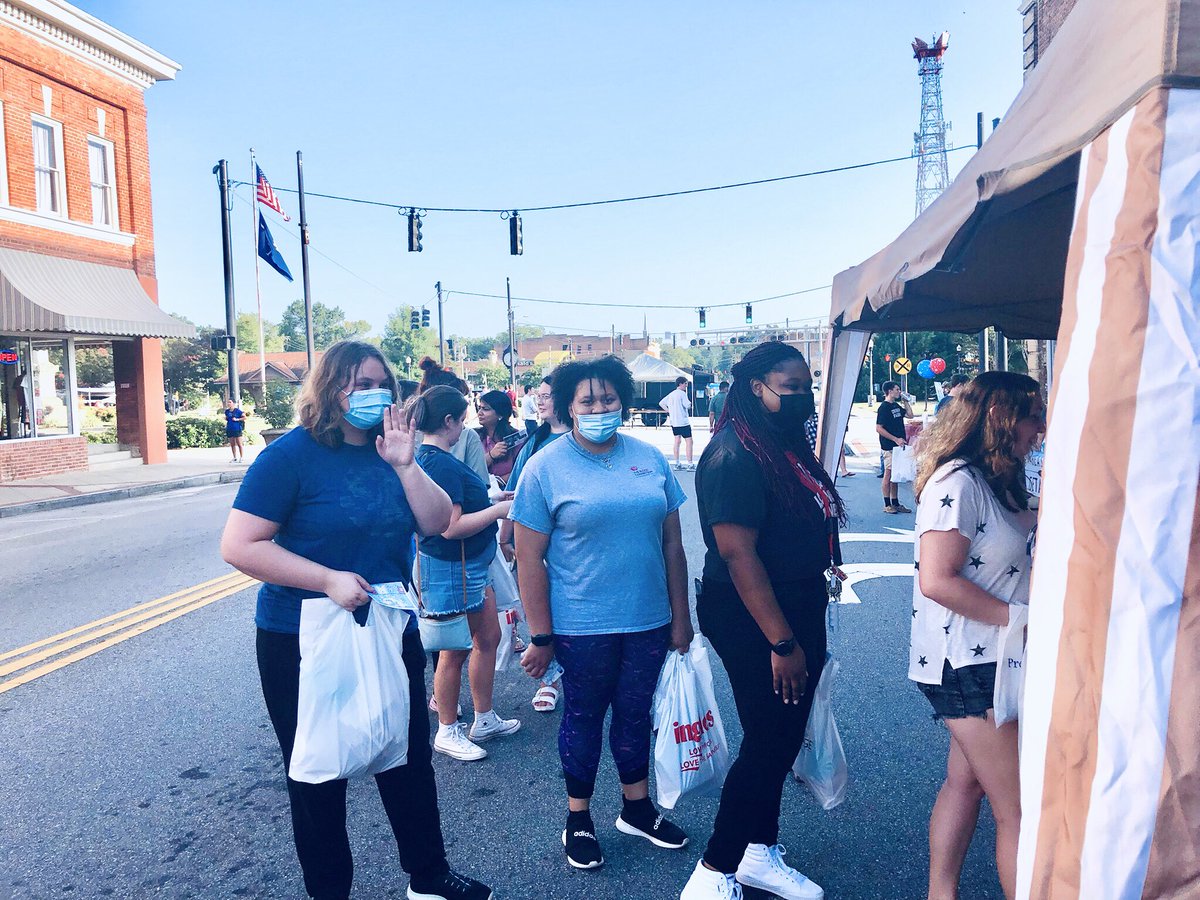 LCDemParty's tweet image. #LCDP helped welcome PC students back to campus tonight. #beabluehose #beademocrat