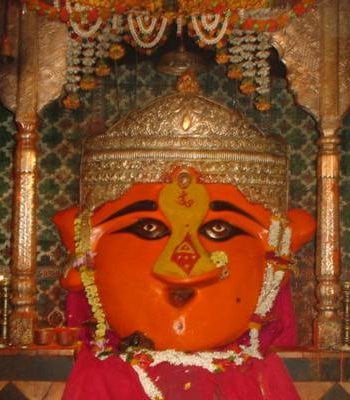 Supanna1970's tweet photo. #FridayMotivation
Shri Renukadevi descended onto the earth on receiving a boon from  Shiva. She emerged from a yadnya performed by King Renu of the Ikshavaku dynasty. That is why She is referred to as ‘Renuka’. She is the wife of Sage Jamadagni &amp; the mother of Bhagwan Parshuram. https://t.co/f1DP2o3hnK