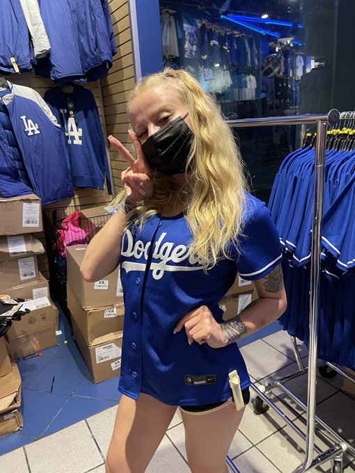 How do I look in my fav team&rsquo;s jersey? 💙 https://t.co/jKParEFdD6