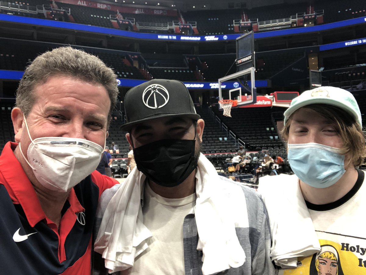 patrickocampo33's tweet photo. Got to meet the great @davejsports tonight! It was an honor to meet the voice of the @WashWizards https://t.co/RJo6dzAhXw