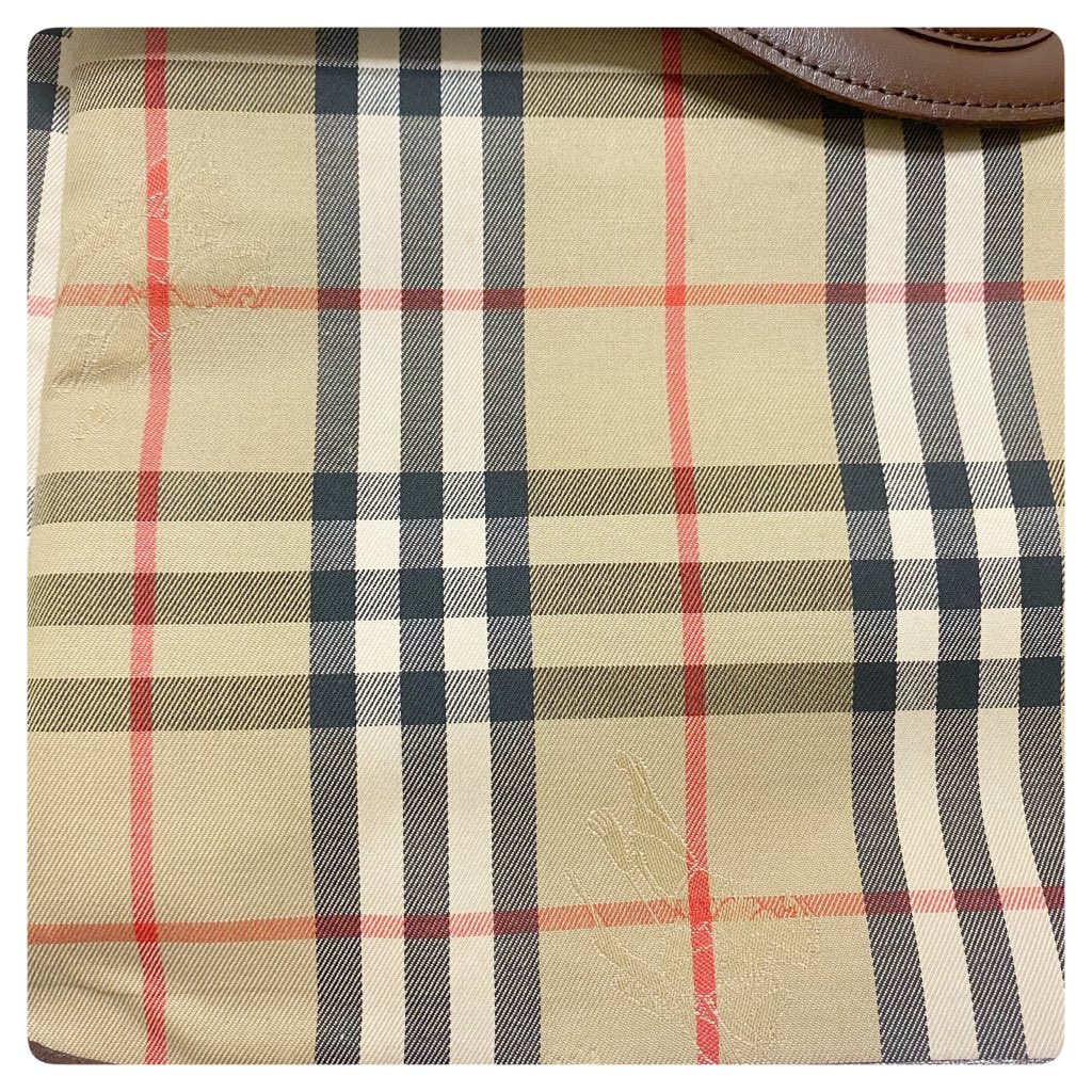 【Burberryを制するものはメルカリを制す‼️】

💎よくあるキャンバスの汚れ
💎そのまま漂白したら色落ち、色移りの可能性も🥲
💎お金をかけずにある方法でこんなに綺麗に！
フォロー＋RTで詳しく解説します🦄🪄
#ブランドせどり