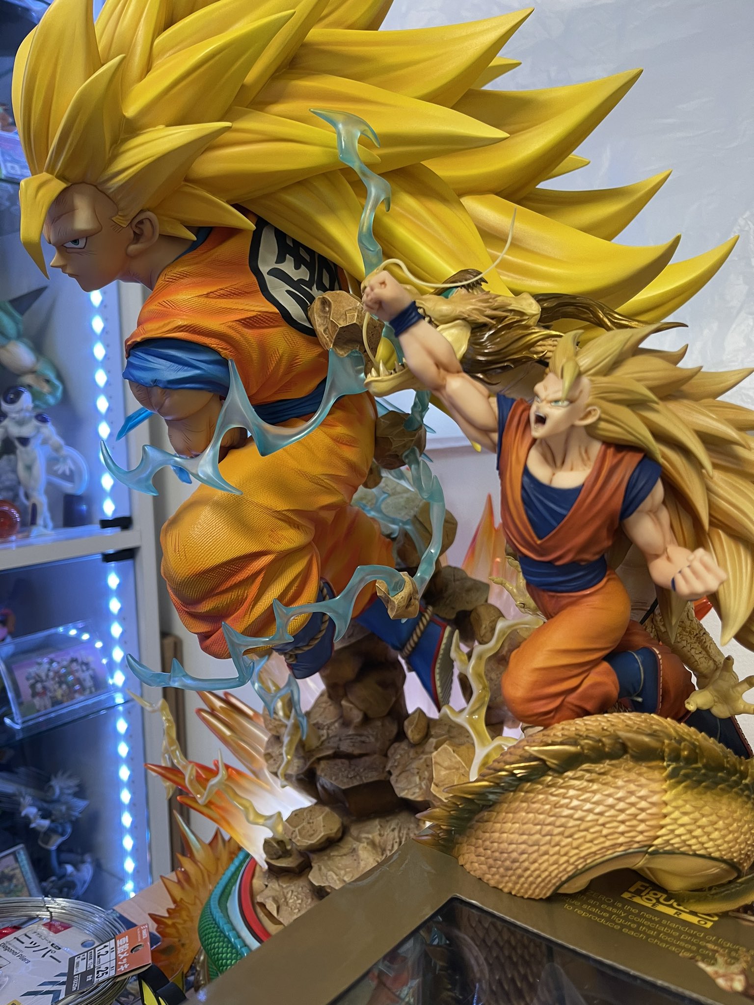 Lemoned 元不良品 フィギュア収集専用垢 スーパーサイヤ人3と言ったらやっぱりこれと並べないと ということで メガプレミアムマスターライン と 龍拳爆発 を並べて これは眼福ですな Megahouse Prime1studio フィギュアーツzero
