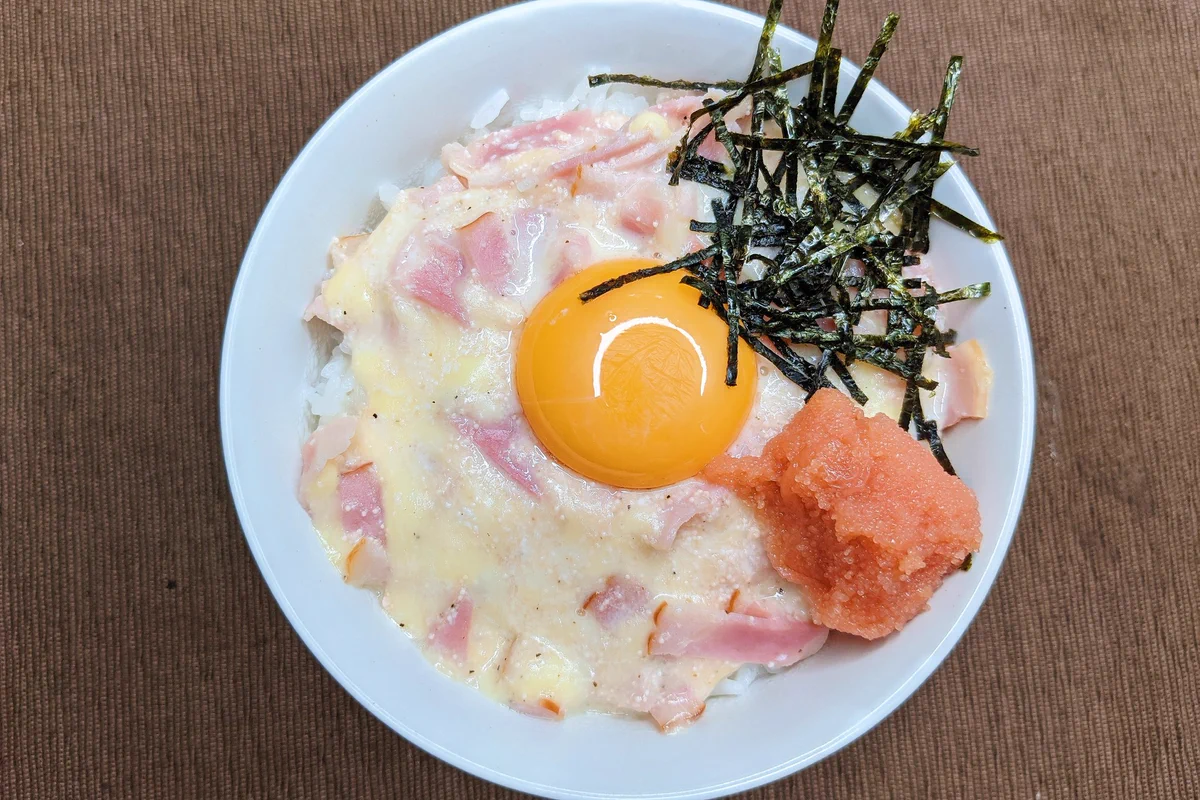電子レンジで簡単に作れちゃう！とっても美味しそうな、カルボナーラ風の丼ものレシピ！