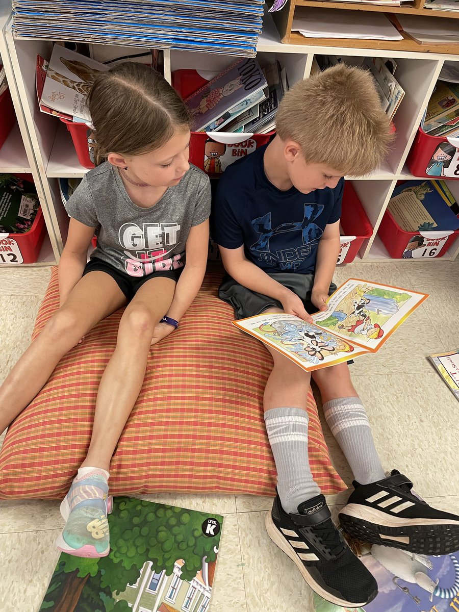 Check out these first graders building reading fluency and listening skills through partner reading. ❤️📚#lovetolearnhere #teamfox