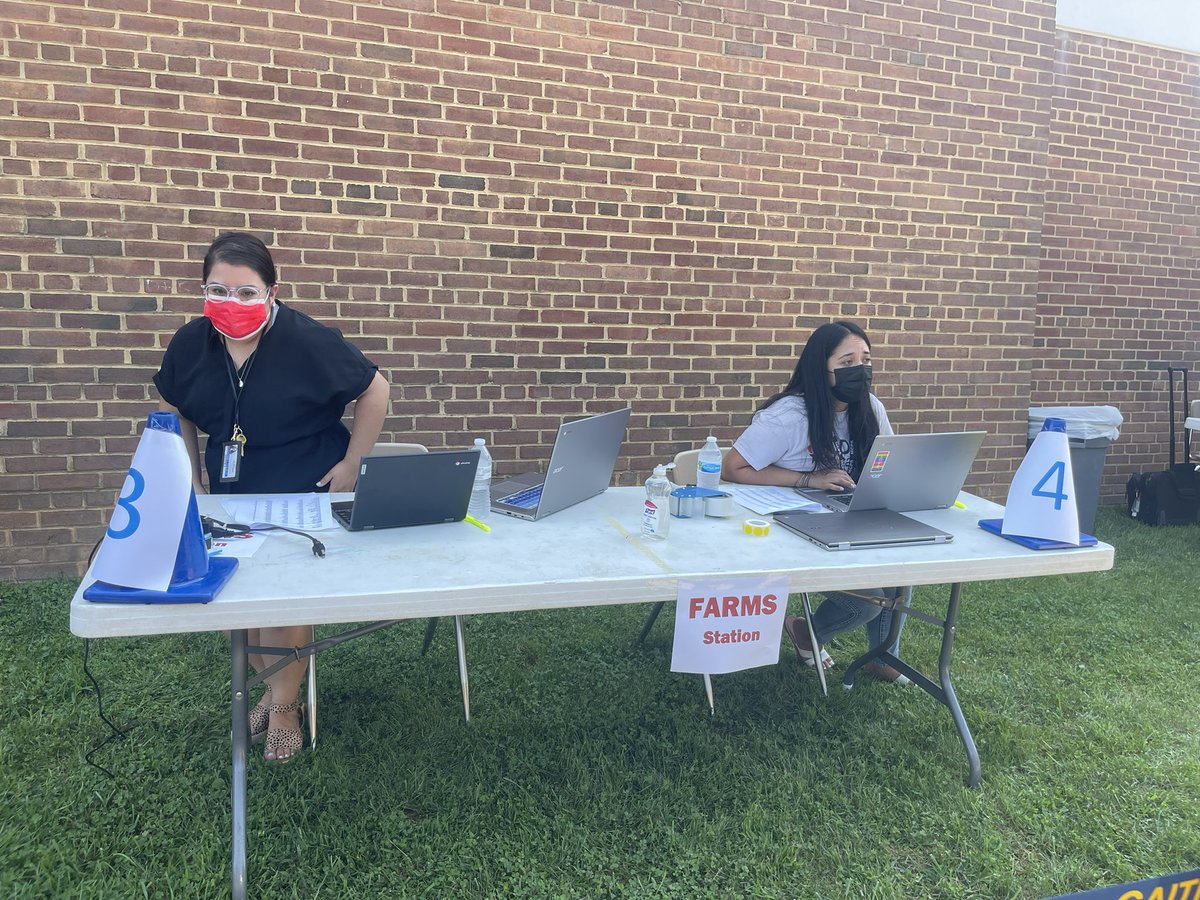 paulasummersed's tweet photo. Gaithersburg ES had our Community Fair and outdoor meet and greet. Our Community Partners came out to provide resources for our families. Our staff helped families navigate applying for FARMS.  Food, fun and family. https://t.co/xRy49gtgab