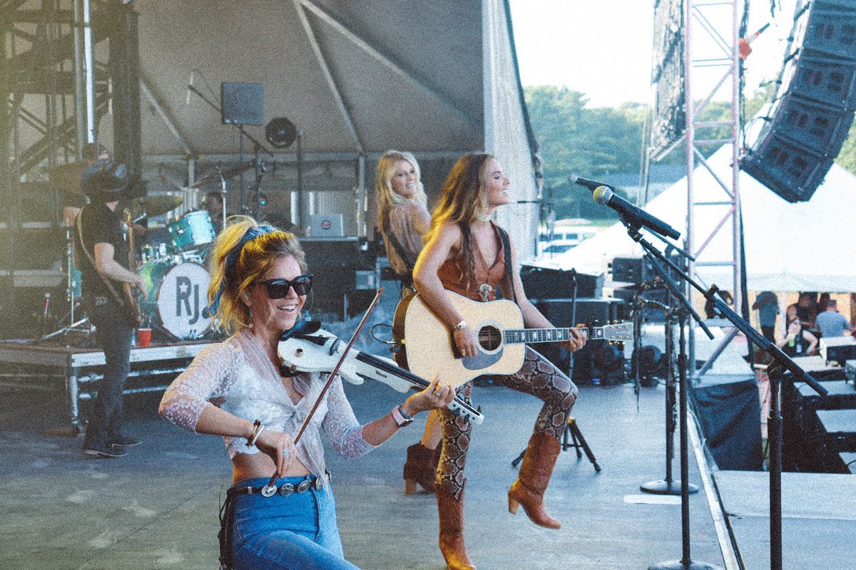 NatalieStovall's tweet photo. Put-in-Bay!!! Started from the Beer Barrel now we’re here! 🤩 Such a fun (and 🥵) night for #BashontheBay Loved seeing our buddies @johnkingcountry and @CaleDodds 🎉 Not to mention @blakeshelton @gwenstefani @JeneeMusic &amp; @karabritz light up the island! ❤️❤️❤️
📸: Hayley Corbett https://t.co/VSCEqfHGY4