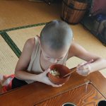 昭和じゃないのにｗ。丸坊主とタンクトップと飯を食ってるだけで昭和の雰囲気出す息子。