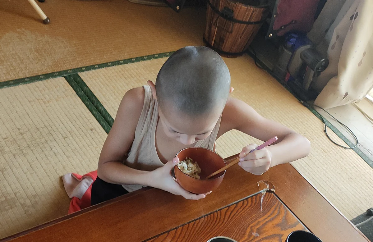昭和じゃないのにｗ。丸坊主とタンクトップと飯を食ってるだけで昭和の雰囲気出す息子。