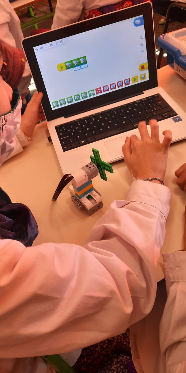 eliseli_'s tweet photo. Una imagen del "ventilador de enfriamiento" es el disparador para comenzar a programar y automatizar movimientos con LEGO WeDo. Cada equipo explora los bloques, surgen programaciones diversas, se reformula lo que no funciona aprendiendo del error ...
#esc339 #FLLExploreUy https://t.co/HDZxhWBvkW