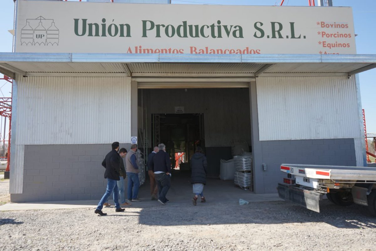 ... 👉🏻 terminamos la tarde en #Navarro donde atendimos a medios locales junto a <a href="/delatorrej/">Joaquín de la Torre</a> <a href="/mateonatalini/">Mateo Natalini</a> <a href="/Alicia13702332/">@aliciaodriozola</a> y visitamos la fábrica de alimento balanceado #UnionProductiva empresa joven que suma valor agregado a sus productos a través del uso de la tecnología 💪🏻