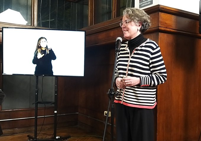 La Directora de Cultura, Mariana Wainstein dando apertura al segundo encuentro de Arena de Debates
