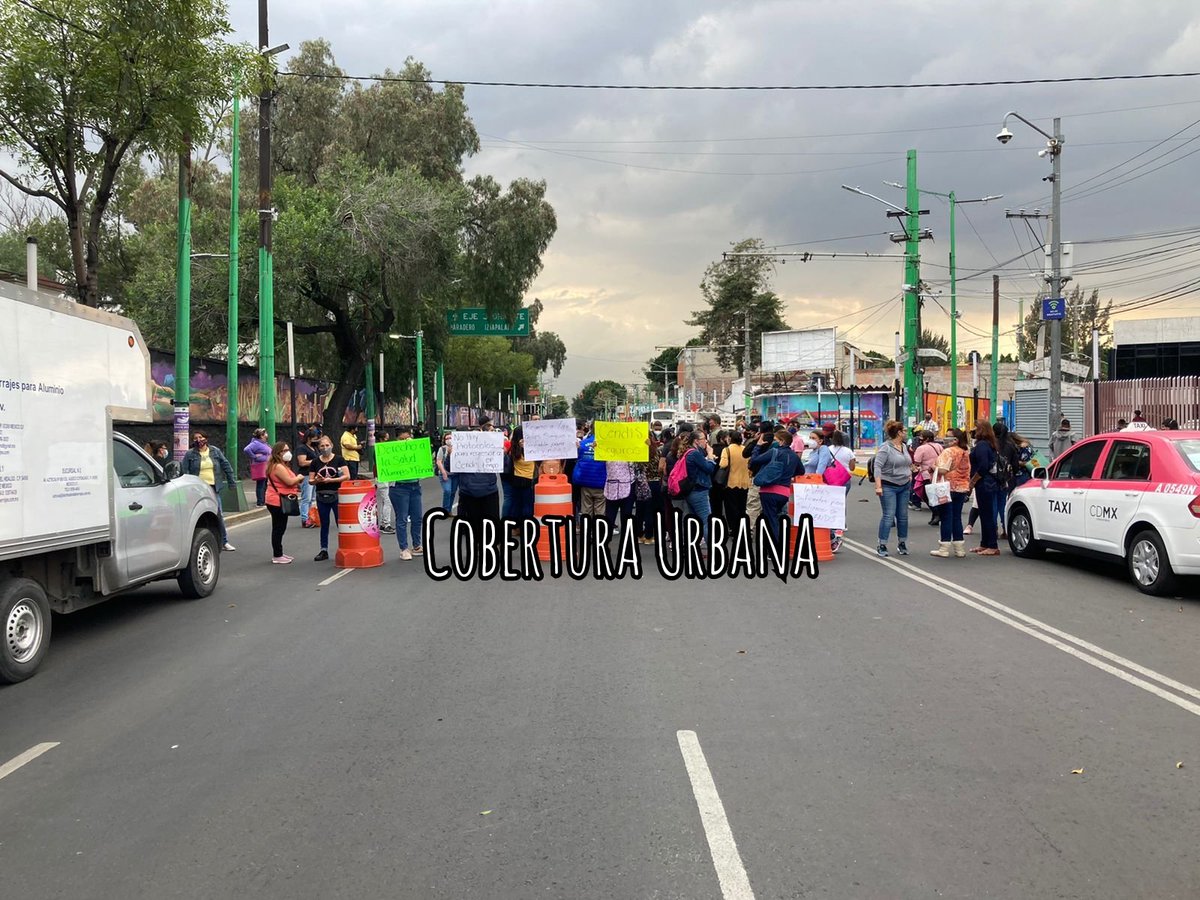 isidrocorro's tweet photo. ⚠️Último minuto⚠️: Tenemos un bloqueo en la esquina de Ermita Iztapalapa y Ayuntamiento. Maestras cierran la circulación porque denuncian que no existen las condiciones sanitarias para el regreso a clases en guarderías e instancias infantiles en #Iztapalapa. #CDMX https://t.co/HUaKxg6YqO