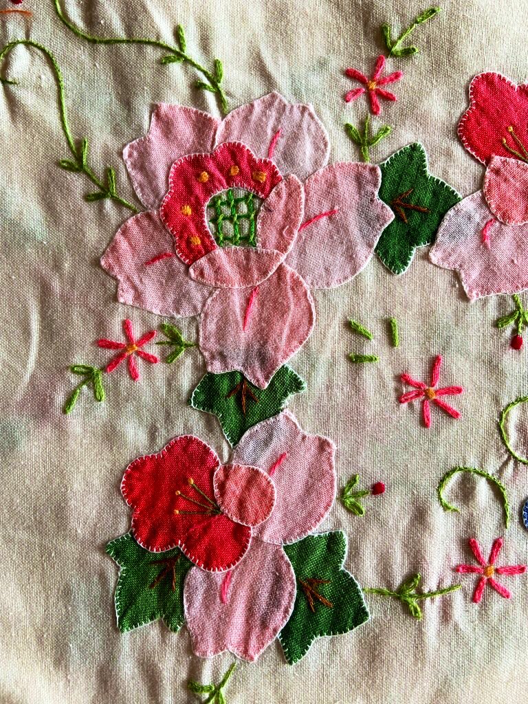 ট ইট র ヒロヲカ 意外ですがアップリケ刺繍は北京産が多いです 大きなモチーフは別布をブランケットステッチで止め 細かい部分は直に刺繍 別布に芯を入れて立体的にしてつぼみや木の実を表現したりもします T Co Iyihz1ohku ট ইট র