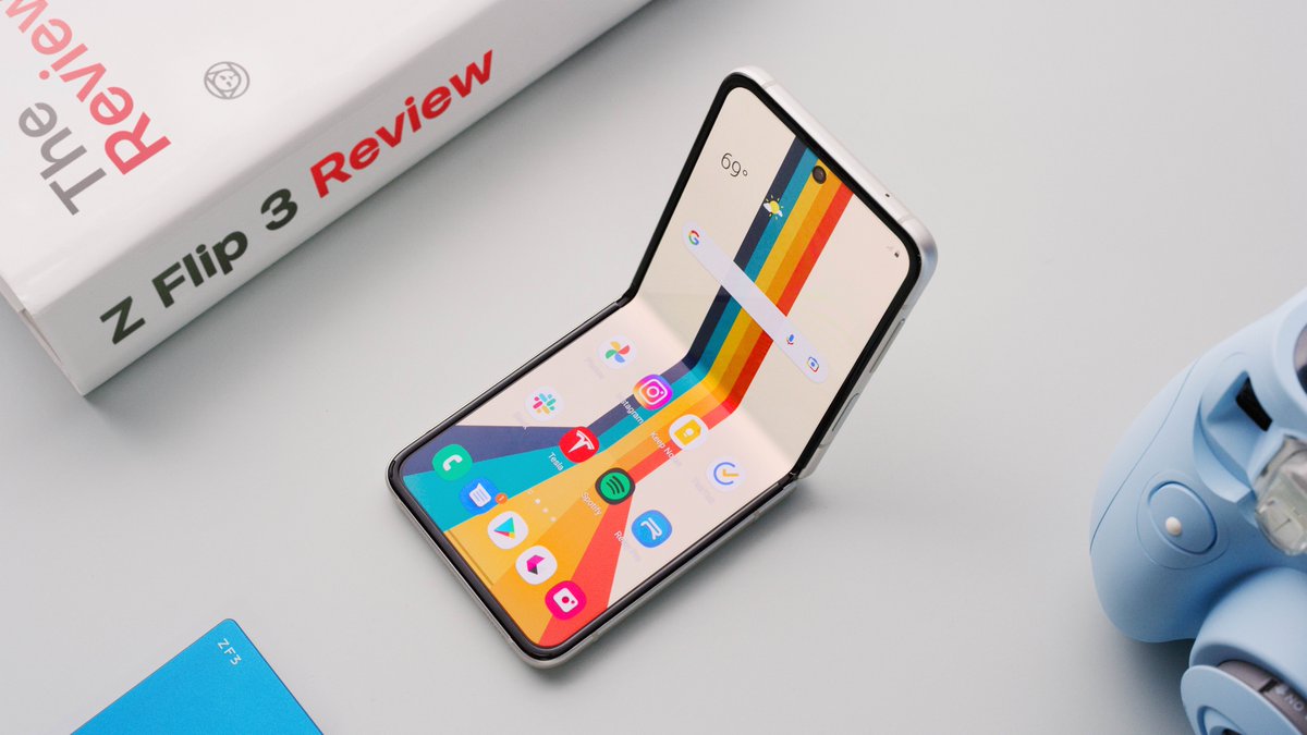 Bạn đang tìm kiếm đánh giá chân thật về Samsung Z Flip 3? Nhấp vào hình ảnh liên quan để xem đánh giá đầy đủ về thiết kế, hiệu năng và tính năng của sản phẩm này, giúp bạn quyết định xem đây có phải là chiếc điện thoại phù hợp với nhu cầu của mình hay không.