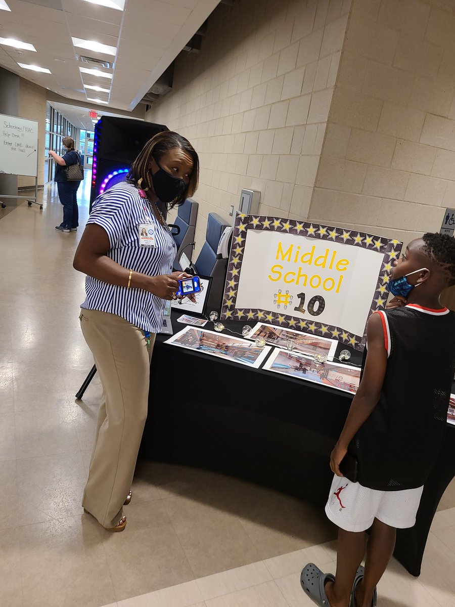 The fabulous <a href="/rosalynesweat/">Rosalyn Sweat</a> is sharing her passion for her new building MS 10 with one of our sixth graders at Open House! Her booth is awesome!  Music and dancing!! 🎶🎵
#WLMSImpact
<a href="/BodronDonnie/">Donnie Bodron</a>