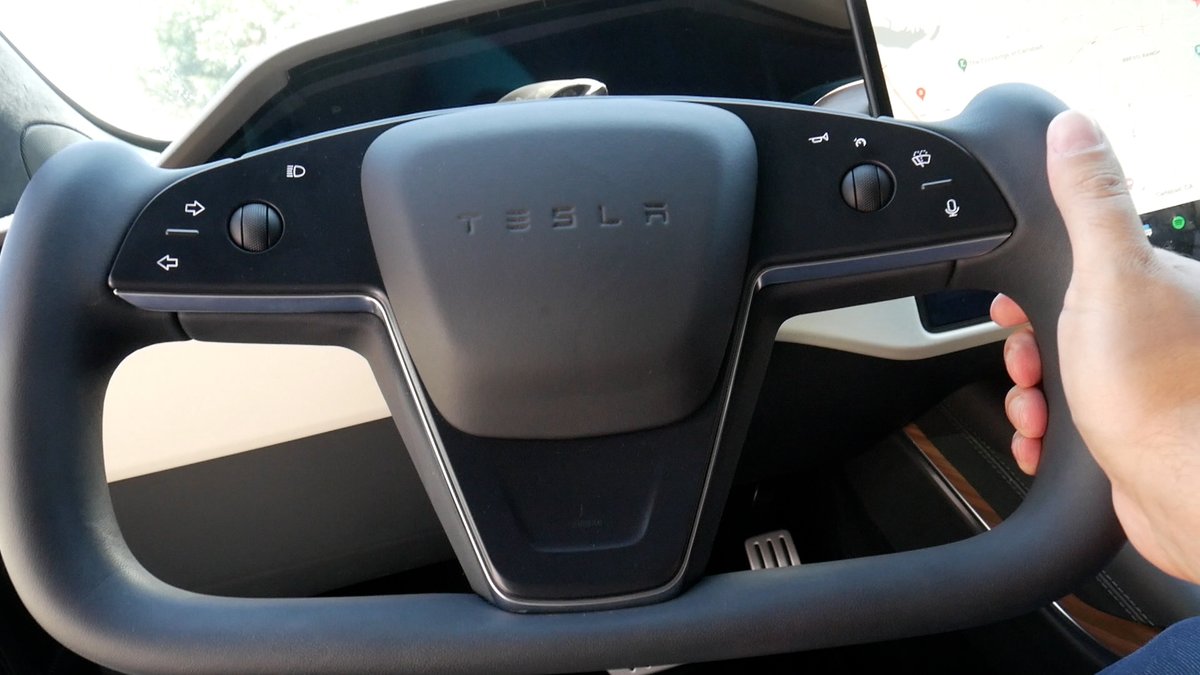 TheCoolFactorYT's tweet photo. YOKE! #Tesla #ModelSPlaid #GonePlaid https://t.co/QVLVRpYV8z