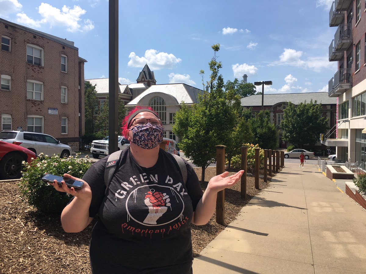 hanvu85's tweet photo. It’s so hot that Brianna’s hair just went burning PINK @CoMissourian #newsroom #asignment #mizzou https://t.co/CiymuDYaMv